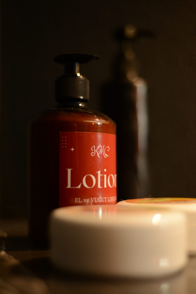 Baş ağrısı için hazırlanmış loş ışıklı spa ortamında masaj yatağı ve aromaterapi ürünleri