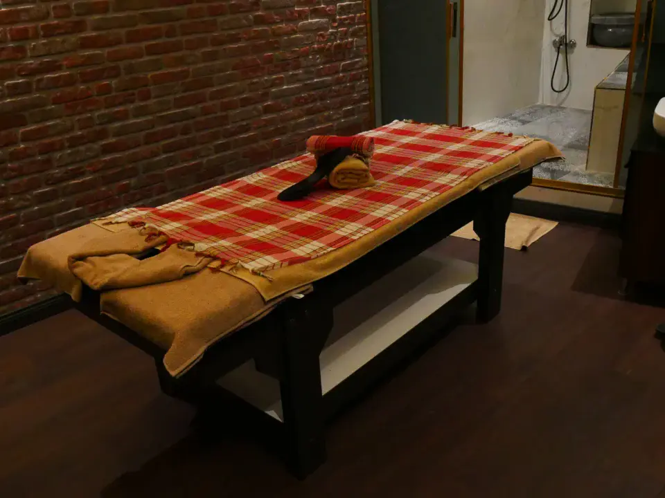 Pendik Elegance Plus Spa lüks masaj odası. Mum ışığı ve şehir manzarası eşliğinde rahatlatıcı bir ortam.