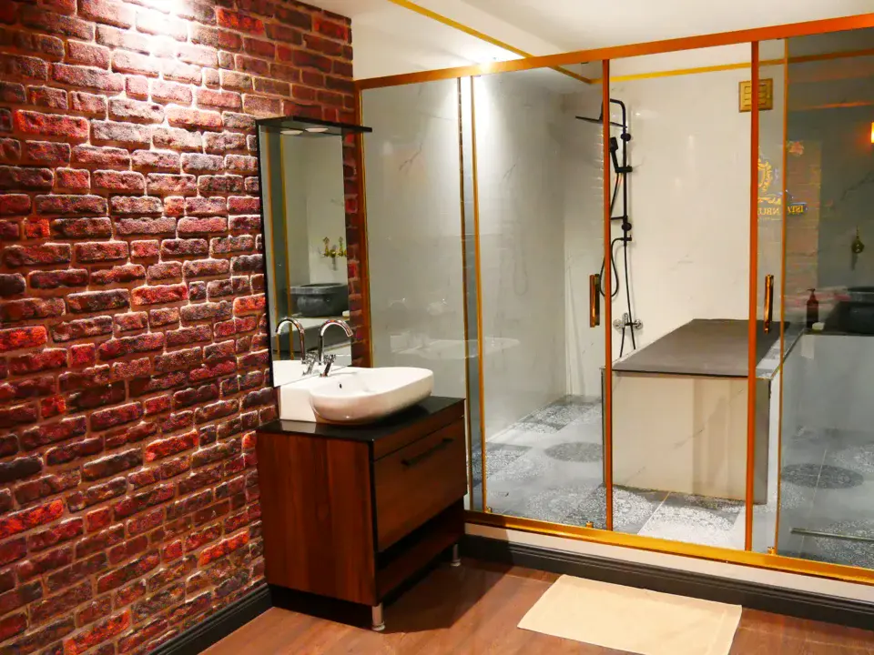 İstanbul Pendik’te yer alan Elegance Plus Spa’da profesyonel bir terapist eşliğinde sultan masajı alan yetişkin bir kadın.