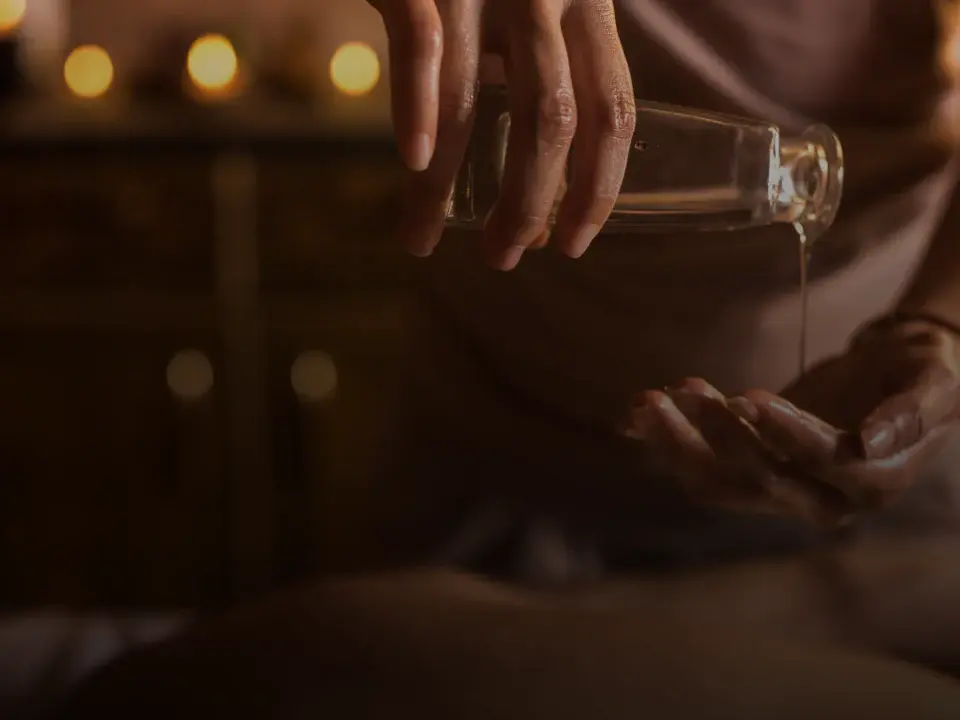 Bali masajı (rahatlatıcı yağ masajı) ve Thai masajı (enerjik esneme masajı) karşılaştırması.