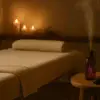 Loş ışıklı spa odasında lavanta yağı, sıcak taşlar ve masaj masasıyla huzurlu bir baş ağrısı masaj ambiyansı